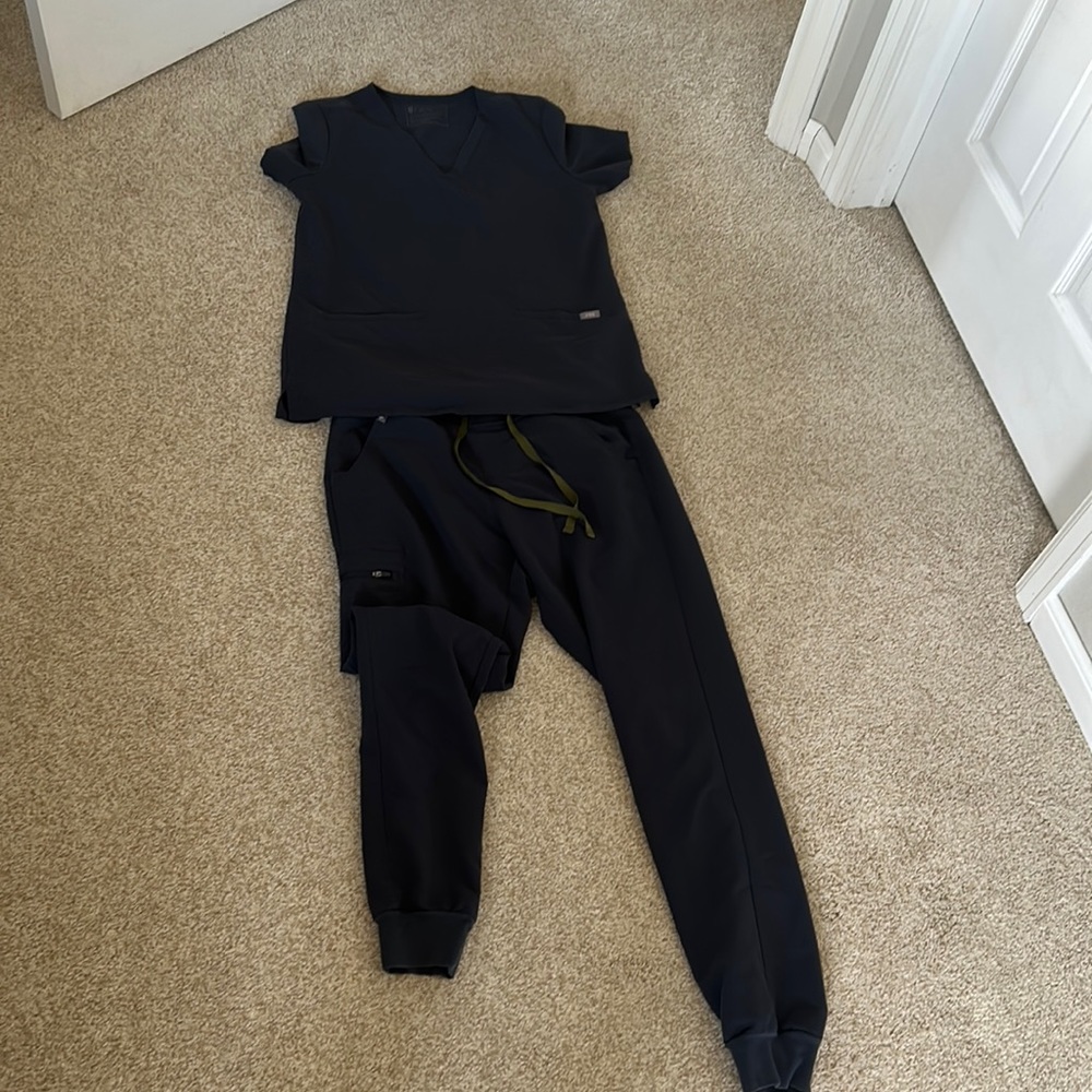 Gray/navy figs scrub set. Joggers and two pocket top